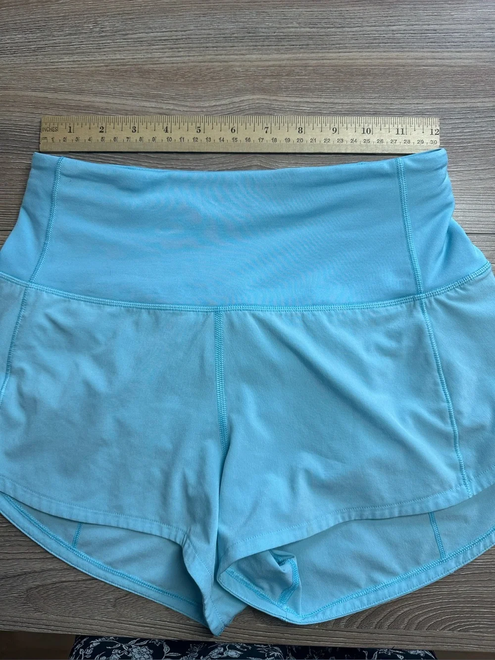 Lululemon Speed Up Shorts 2.5 ** - Picture 9 of 13